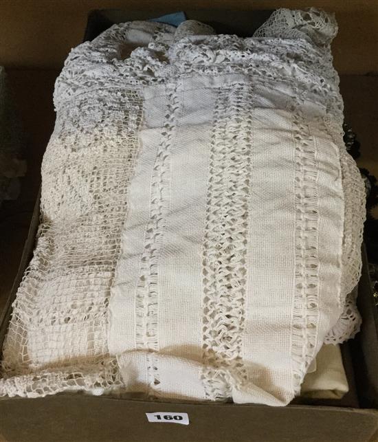 Filet cherub bed cover & mixed linens
